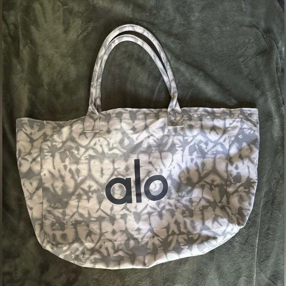 ALO Yoga Gray Patterned Tote Bag - Picture 2 of 4